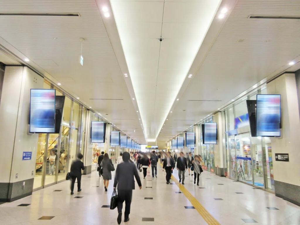 大阪駅NGB1階東西通路デジタルサイネージ30面セット
